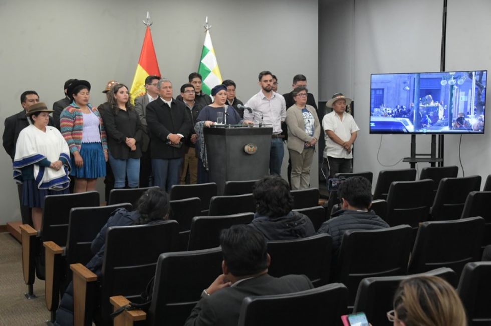 Gabinete llama a cerrar filas en defensa de la democracia y pide no politizar el "golpe de Estado" fallido