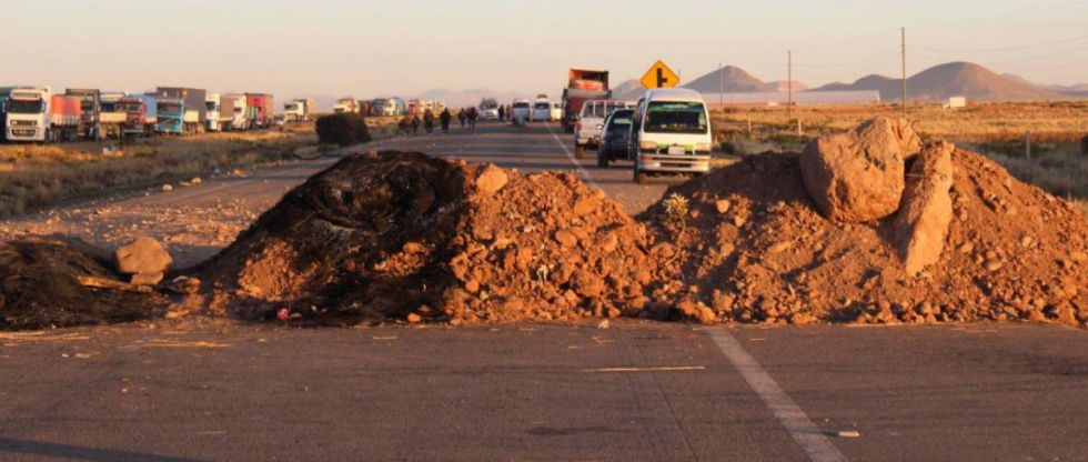 Persiste el bloqueo en Caracollo, un grupo de personas rechaza el acuerdo firmado el viernes
