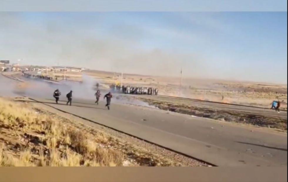 Reportan gasificaciones tras intervención policial en el bloqueo de Caracollo 