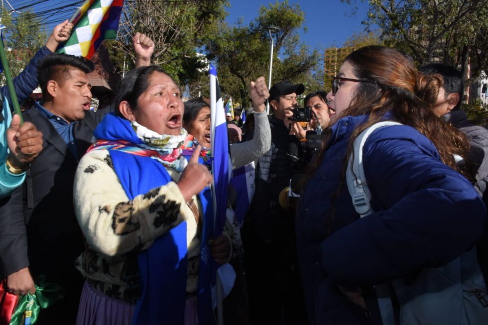 Amagues de enfrentamientos entre afines a Evo Morales y Luis Arce en puertas del TSE
