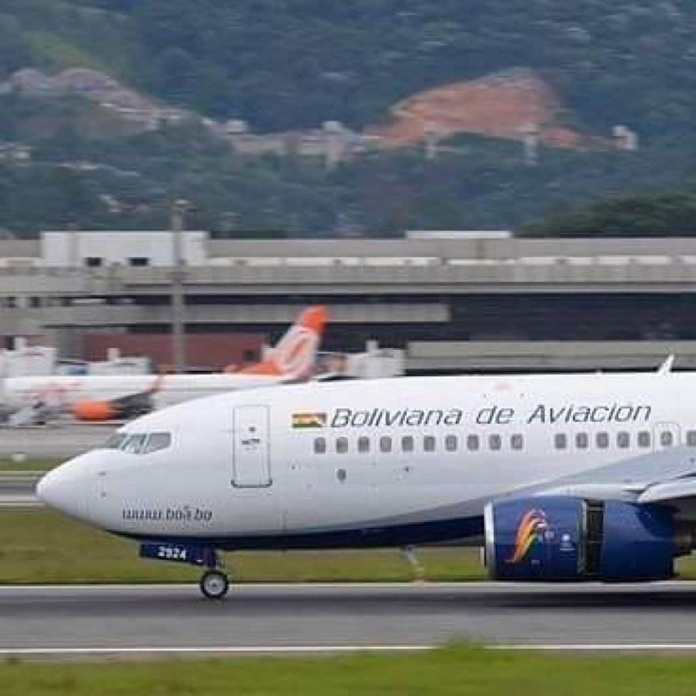 Hay tres aprehendidos por la amenaza de bomba descartada en un avión de BoA, según reporte policial