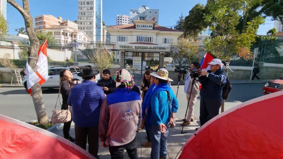 ‘Arcistas’ instalan vigilia en el TSE