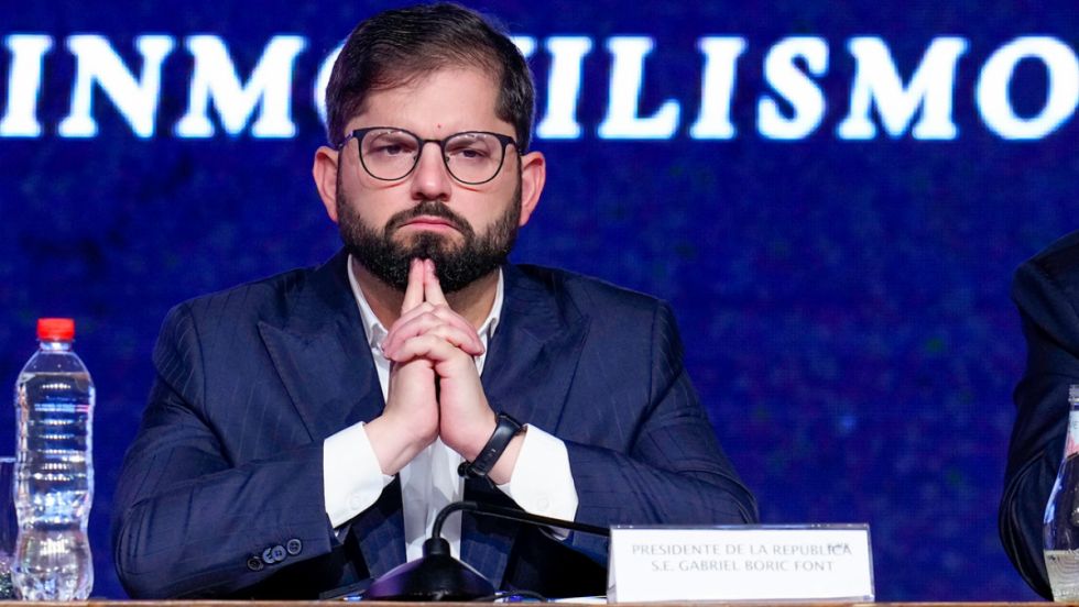 Masacres sumen a Boric en una crisis política en Chile