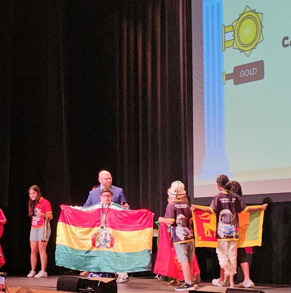 Boliviano de 11 años brilla en olimpiada "Copernicus" de matemáticas en EEUU