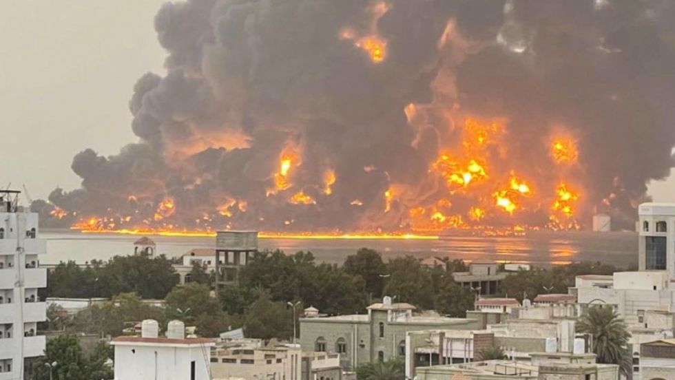 Ataques aéreos sobre Yemen impactan en depósitos de combustible (VIDEOS)