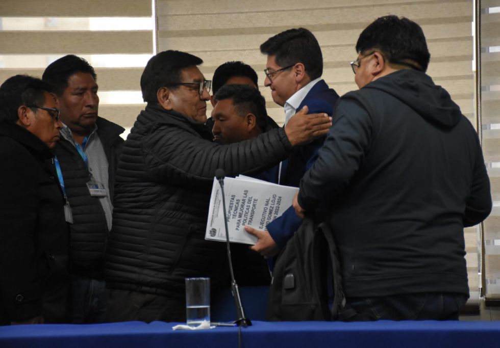 Confederación de Choferes y Gobierno llegan a un acuerdo; el transporte comienza a desbloquear
