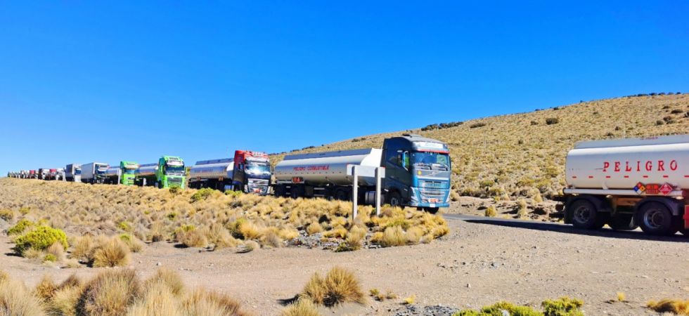 YPFB pide al transporte pesado levantar bloqueo en Tambo Quemado para internar diésel al país