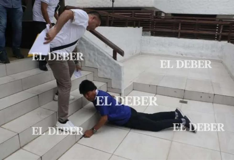"¡Me golpeé feo!": Evo sufre aparatosa caída al salir de una conferencia
