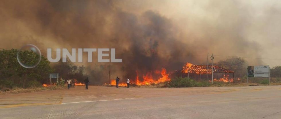 Incendio consume varias viviendas en San Lorenzo Nuevo, en Roboré