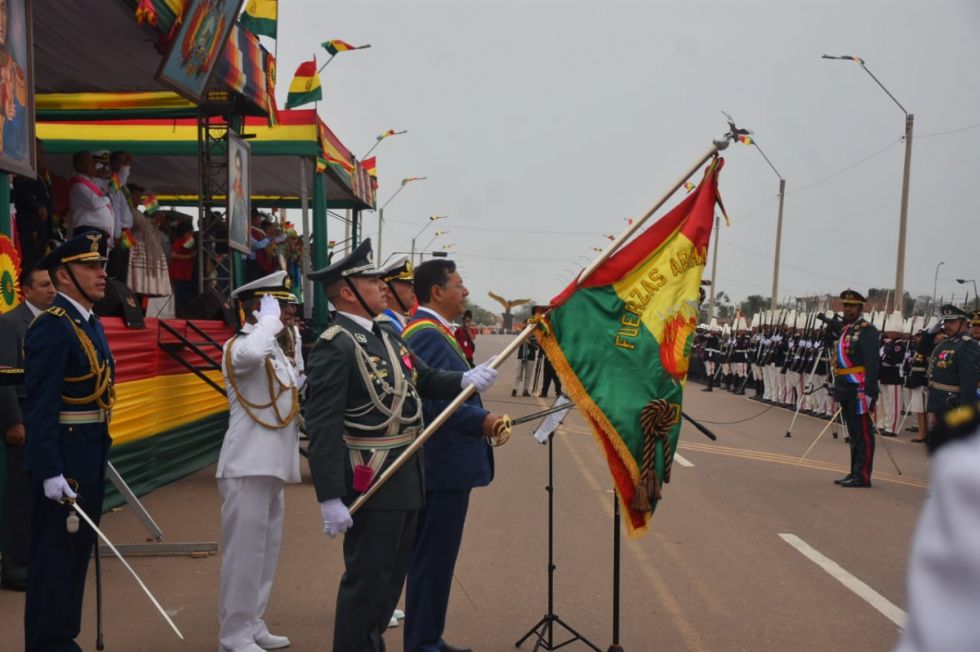 Arce participa de la Parada Militar en Trinidad en homenaje al 199 aniversario de las FFAA