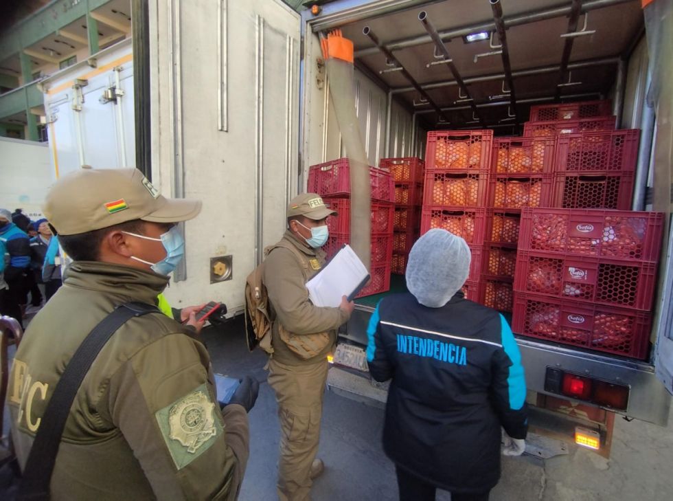 Detienen a cuatro personas y retienen 8 mil pollos por especulación