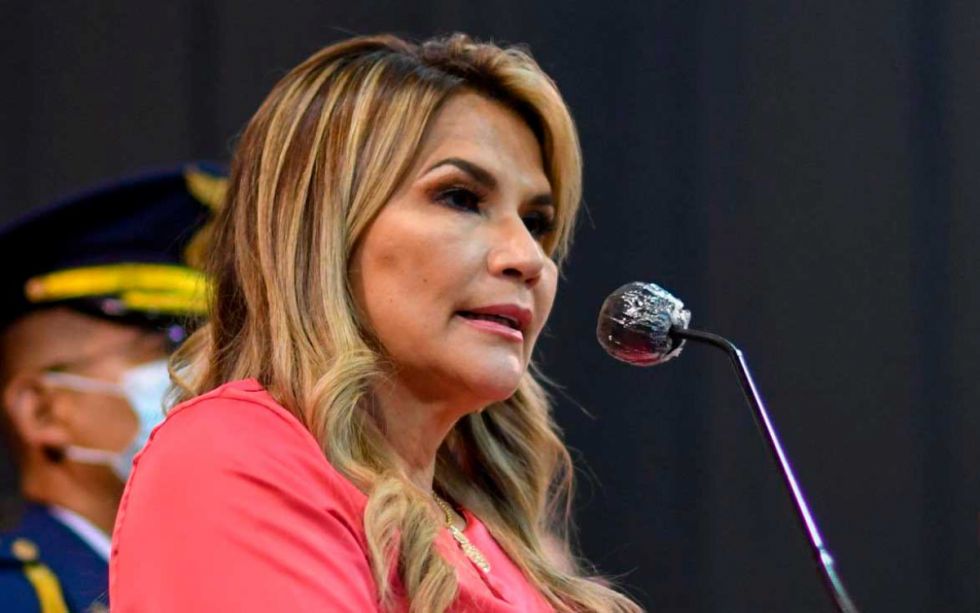 ‘Que asuma y no sea cobarde’: Añez acusa a Arce de ser parte de la política de la subvención de carburantes