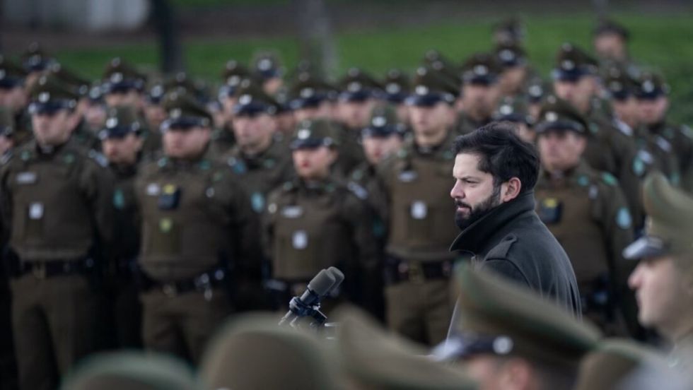 Crimines: Boric redobla su apuesta por los Carabineros