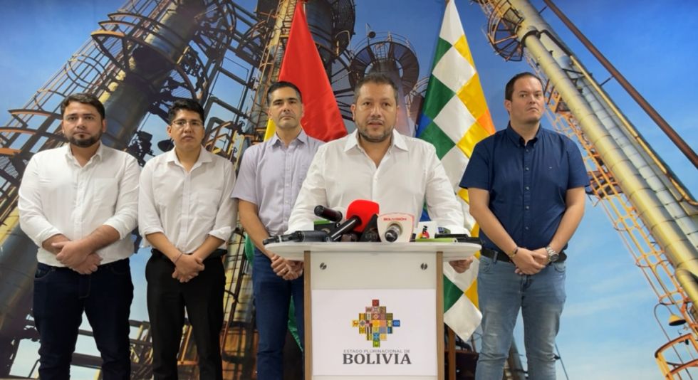 El Gobierno acuerda reducir requisitos y plazos para que empresarios importen combustible