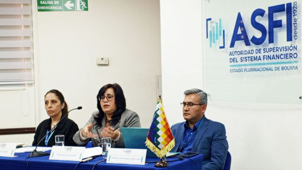 Directora de la ASFI: acumular dólares es mala decisión