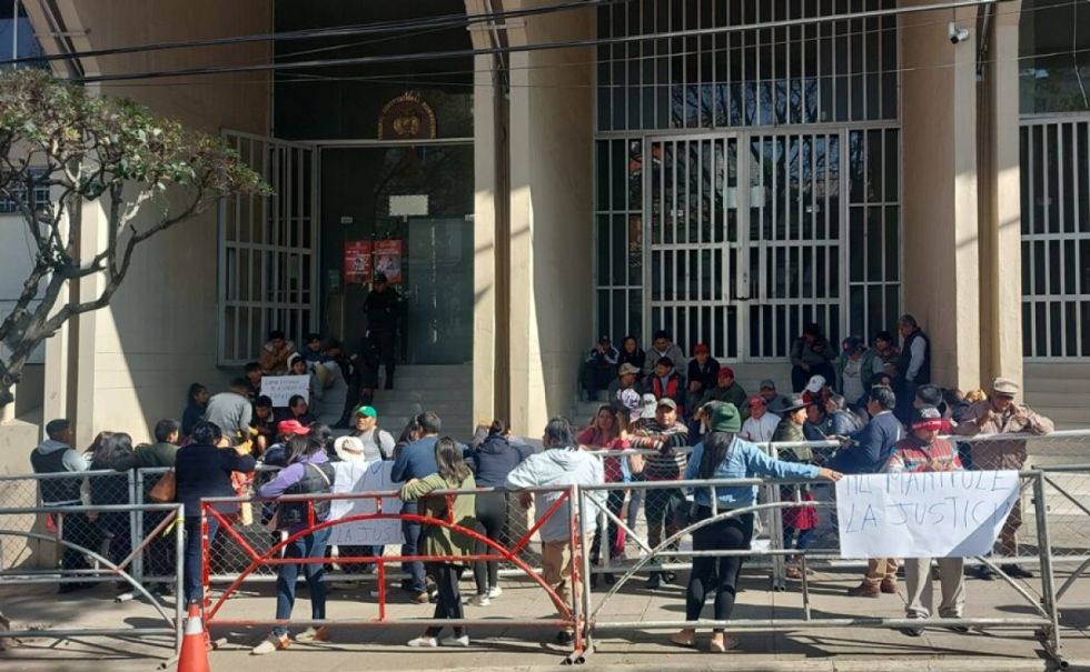‘Evistas’ instalan vigilia en el TCP