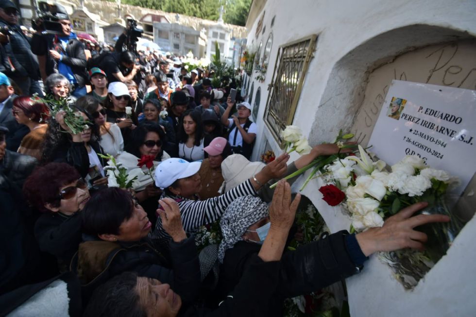 Los restos del padre Eduardo Pérez ya están en el Cementerio General de La Paz 