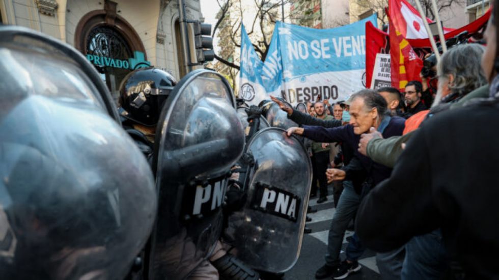 Policía argentina reprime a jubilados