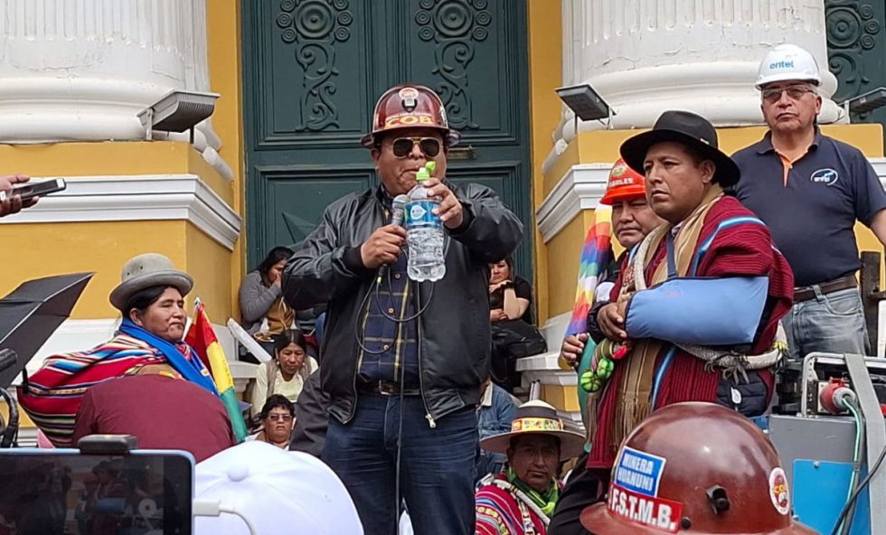 Plaza Murillo: COB declara vigilia permanente en demanda de que la Asamblea trate proyectos de ley estancados