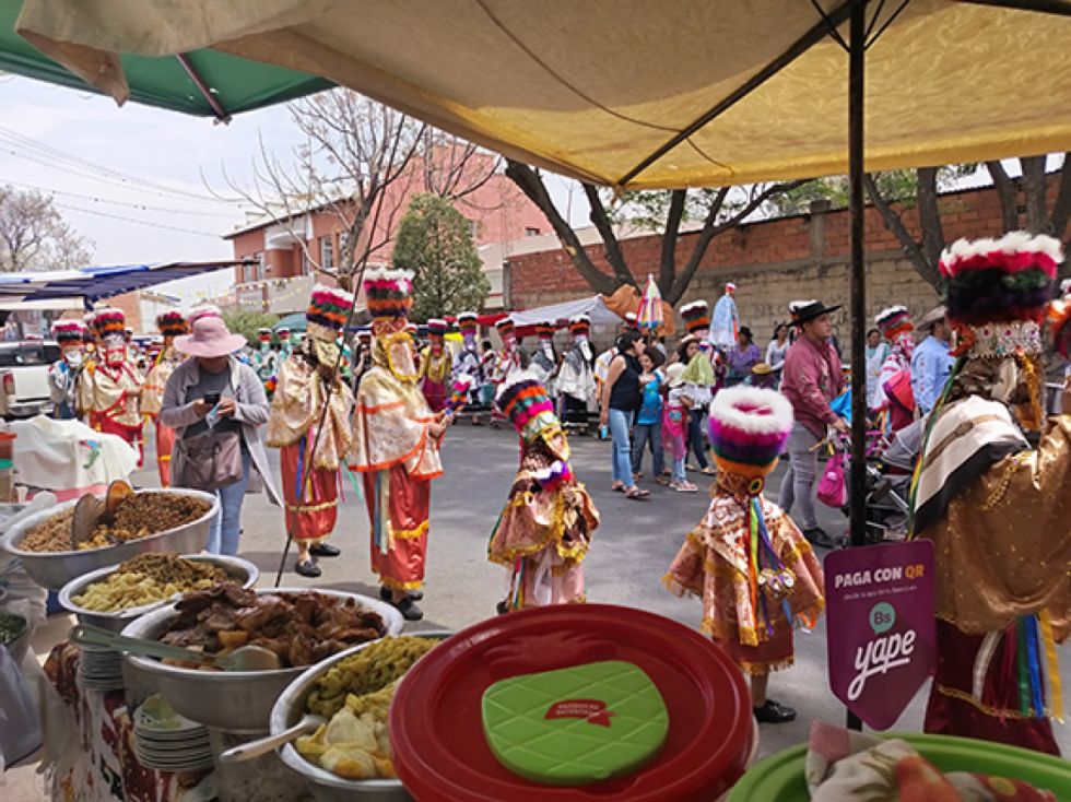 Los chunchos, los niños y la comida del encierro de la Fiesta Grande de Tarija