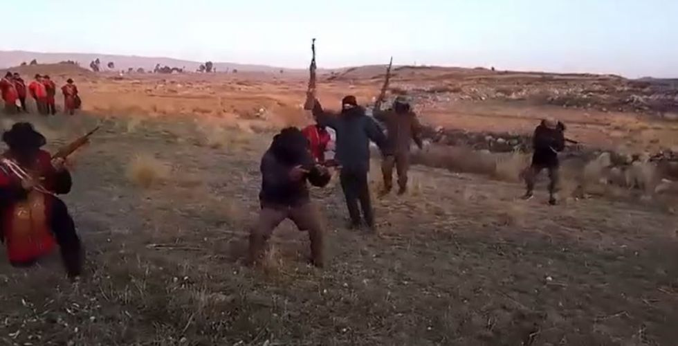 (Video) Encapuchados y armados, así se muestran los Ponchos Rojos en esta jornada de movilización