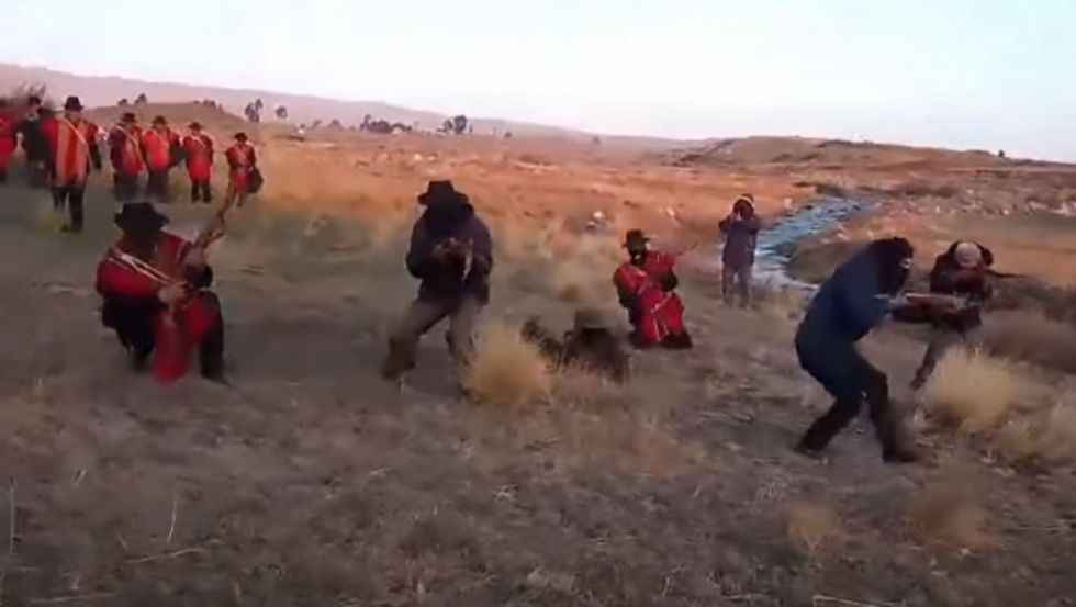Investigarán los videos de Ponchos Rojos armados