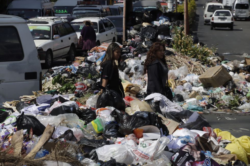 “Los olores son insoportables”, la basura inunda las calles y mercados de Cochabamba 