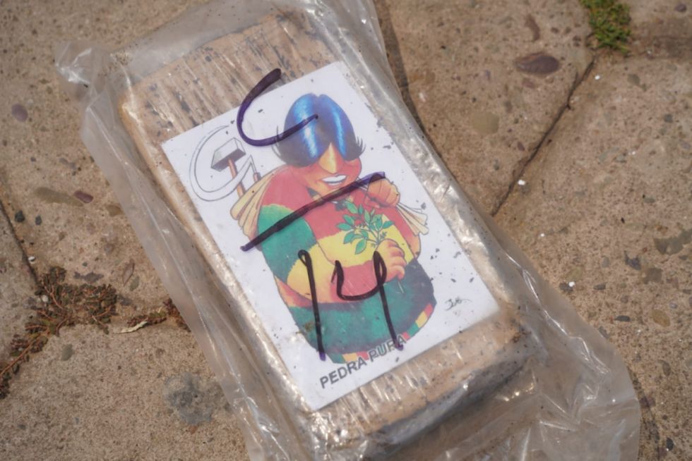 Del Castillo presenta droga incautada con un logo similar a la imagen de Evo