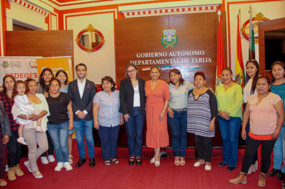Gobierno de Tarija firmó acuerdo para empoderar a mujeres mediante la educación financiera
