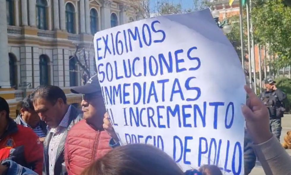 Comerciantes de carne de pollo y cerdo protestan por el alza de precios