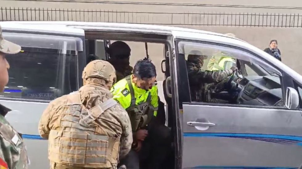 Detienen a dos policías en La Paz por escoltar camiones de contrabando