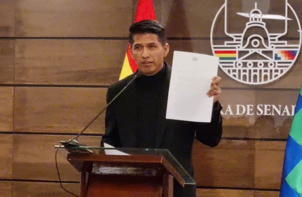 Andrónico se desliga de polémica sobre proyecto del estupro