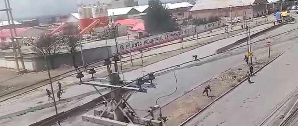 Uniformados y presuntos contrabandistas se enfrentan en la ciudad de El Alto