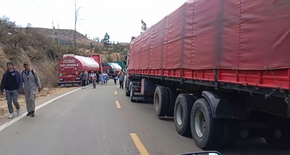 YPFB reporta 300 cisternas varadas en carreteras de Cochabamba y pide a bloqueadores dejarlas pasar