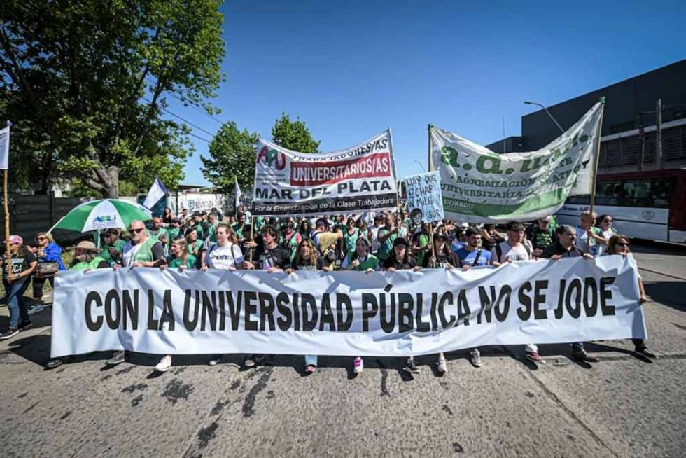 Marchan en Argentina contra las políticas de Milei