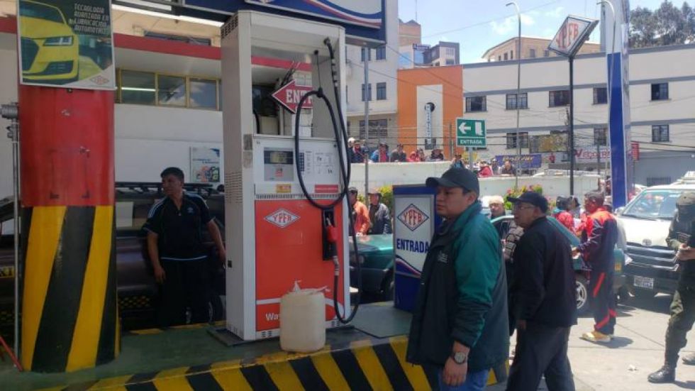 Extensas filas de vehículos y reclamos de conductores por la falta de combustible marcan el cierre del fin de semana