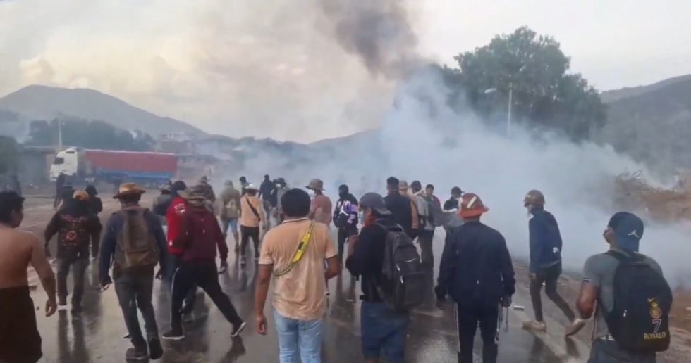 Violento enfrentamiento en Parotani: policías desbloquean y sectores movilizados retornan