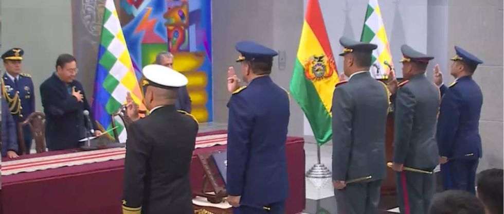 Arce Catacora posesiona a nuevo Alto Mando Militar cuando se cumplen 13 días de bloqueo evista