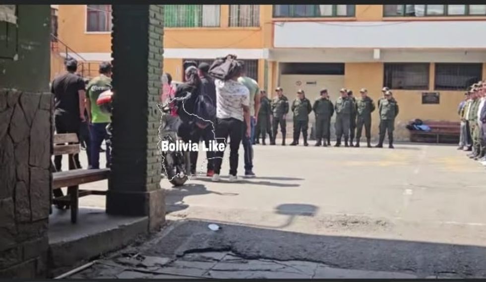 Policía decide replegarse del Trópico de Cochabamba ante amenaza de evistas