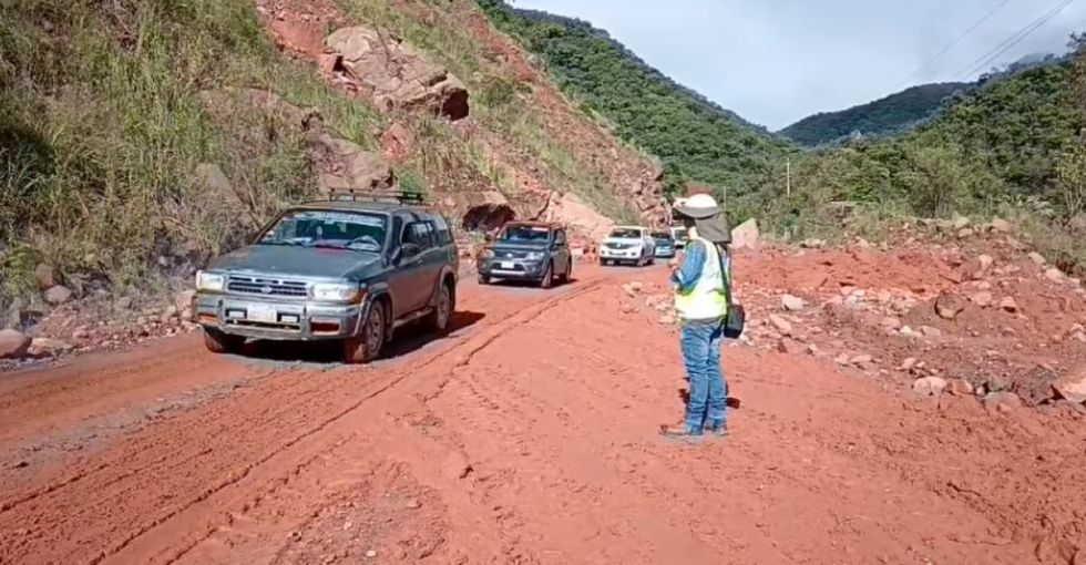 Tras derrumbe, la ABC restablece tránsito en la ruta Tarija-Villa Montes