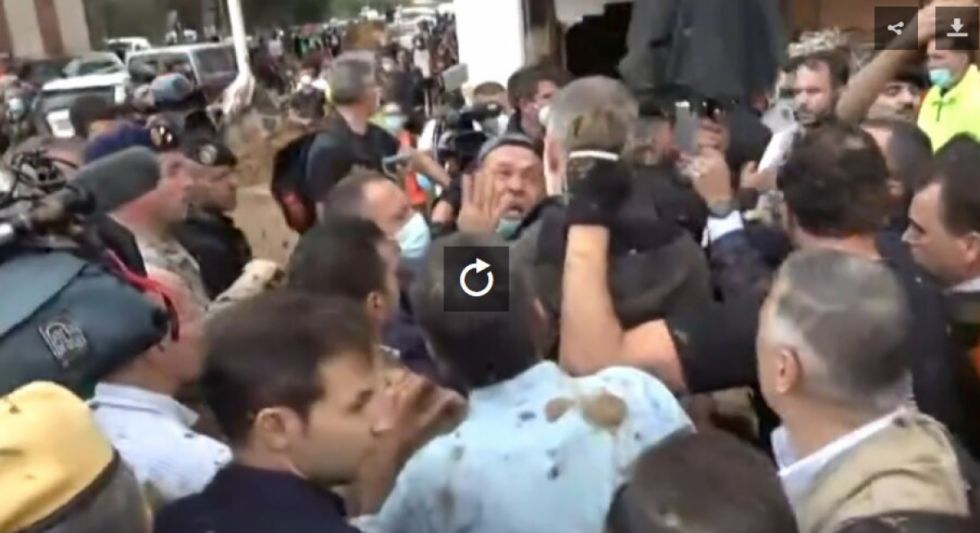 VIDEO: Abuchean y tiran barro a los reyes de España en zona afectada por la DANA