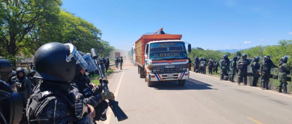 Policía y civiles desbloquean Mairana, se encontraron bombas molotov y armas artesanales
