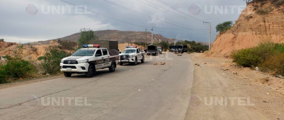 Bloqueadores se enfrentan a policías y militares que buscan despejar la carretera en Capinota