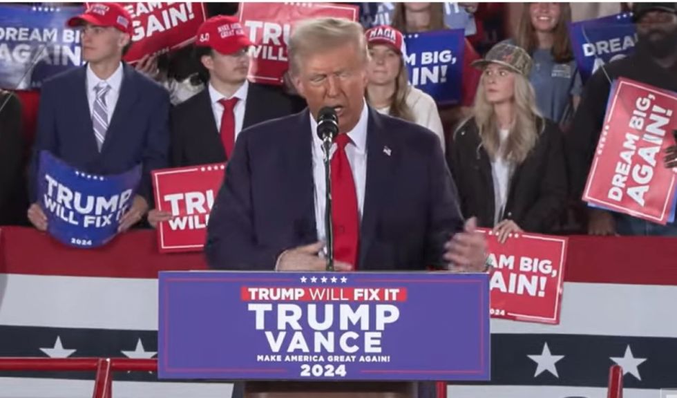 Trump  vuelve a amenazar a México con aranceles si no frena a los migrantes