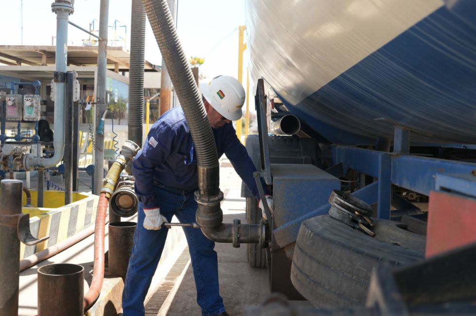 YPFB descarga 125.796 barriles de Arica y asegura el normal abastecimiento