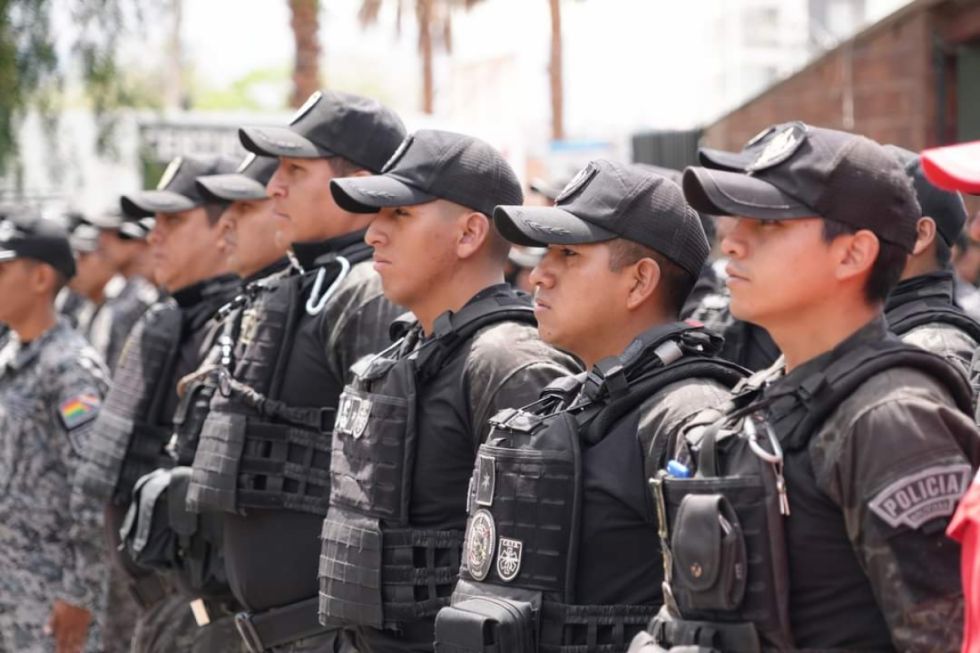 Del Castillo entrega reconocimiento a los policías por operativo de desbloqueo