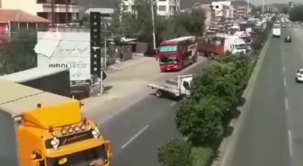 Transportistas en diferentes partes del país activan bloqueos cerca de los surtidores por falta de diésel