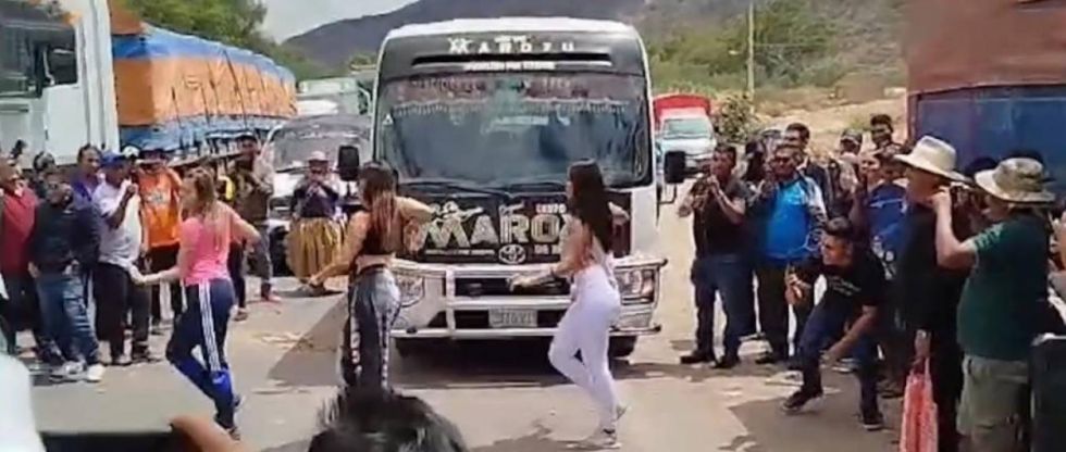 “¡Aplaudan pues!”: Las ‘lindas chiquillas’ de Maroyu bailaron para pasar un punto de bloqueo (Video)