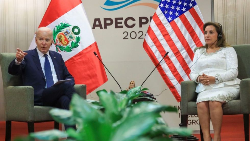 Biden y Boluarte se reúnen en Perú