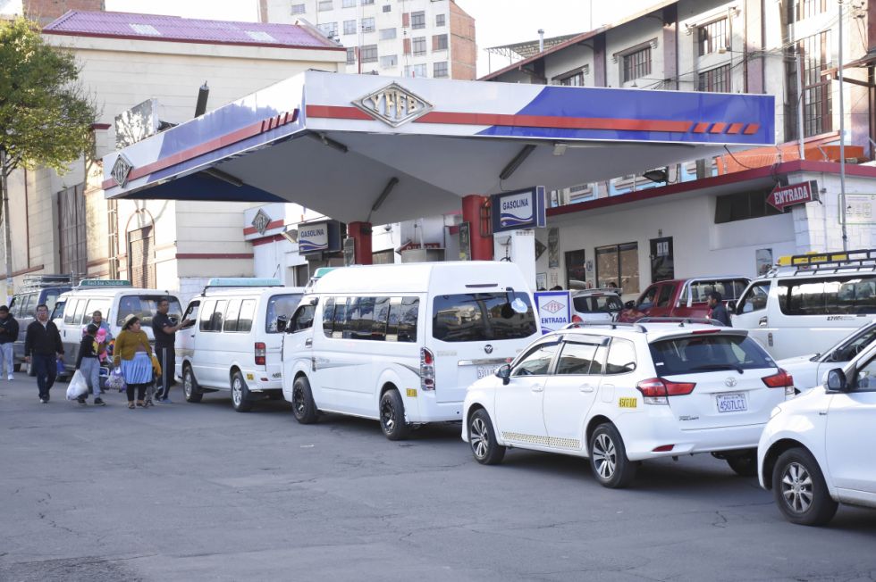 Gobierno y YPFB admiten que el desabastecimiento de  combustible se debe a la falta de dólares